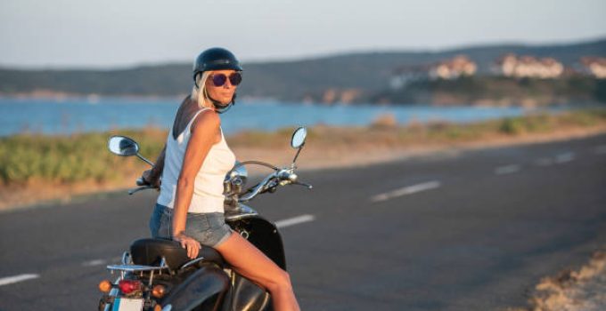 Est-il interdit de rouler en short en moto ?